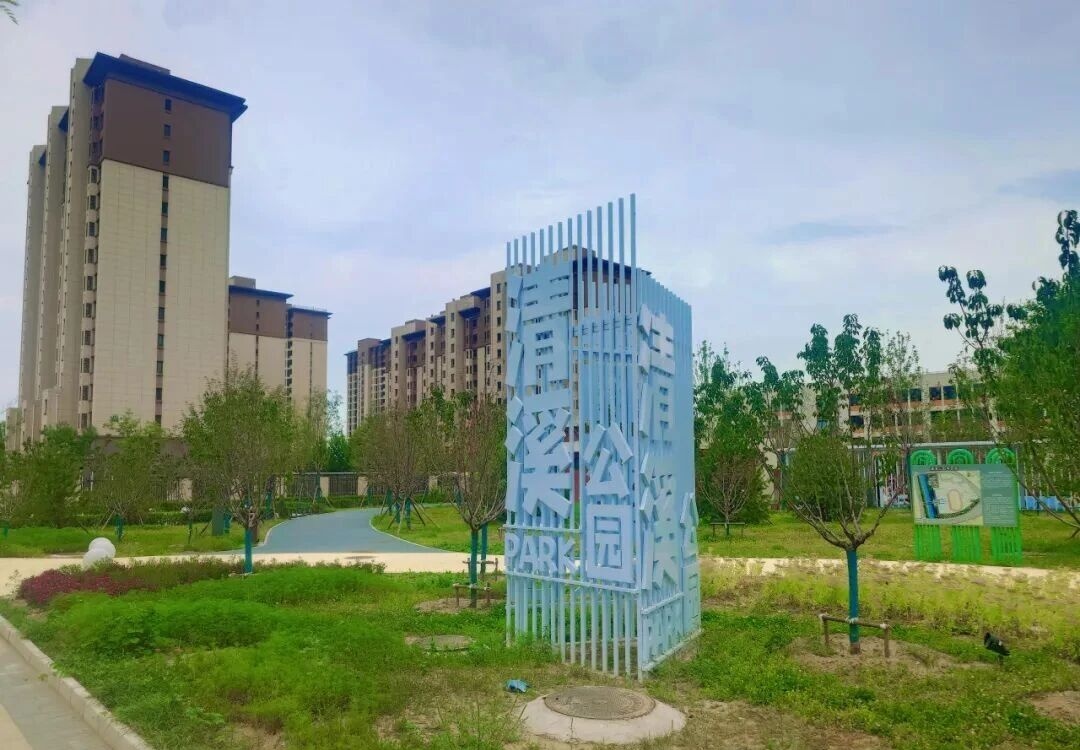 北京中小学校门口的“等候”，温暖升级！