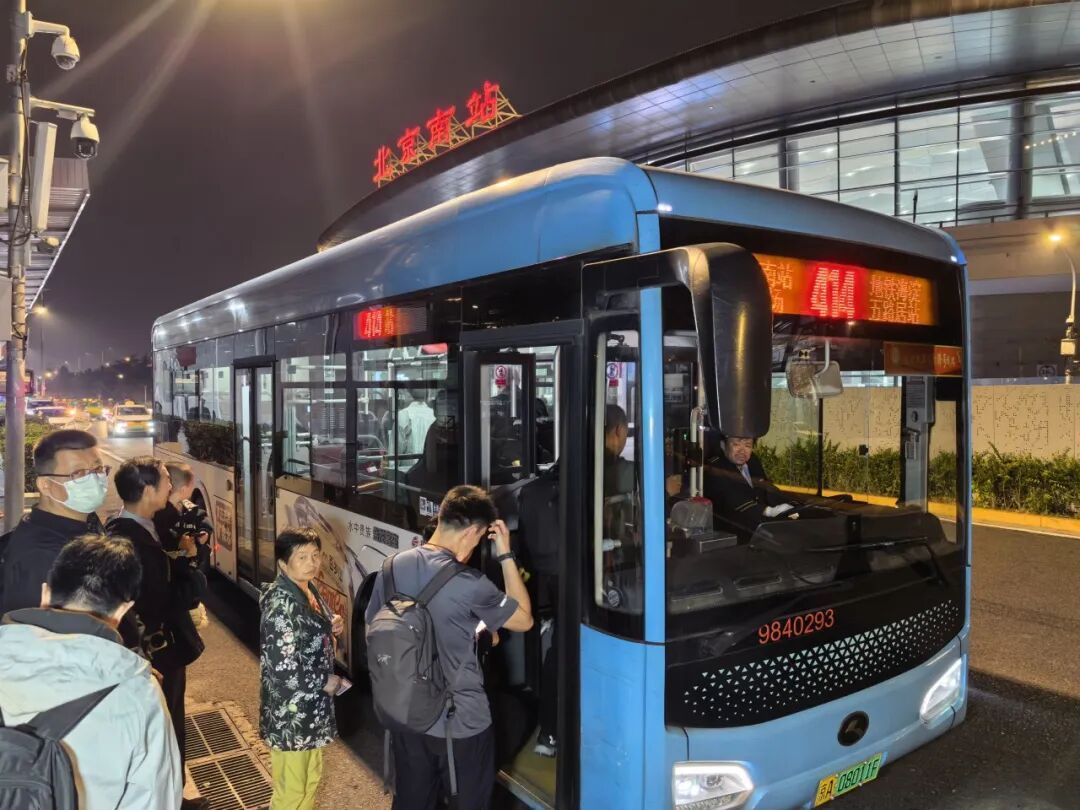 2.3万旅客昨天深夜到达北京南站！有车坐，能到家——