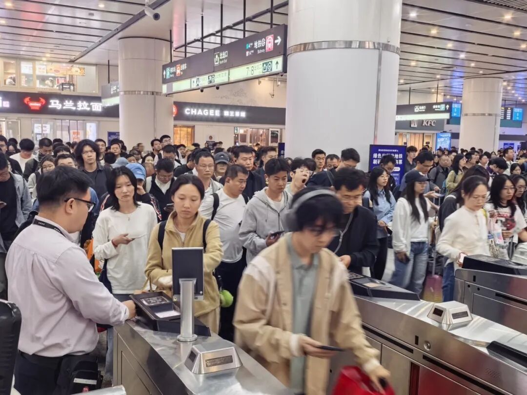 2.3万旅客昨天深夜到达北京南站！有车坐，能到家——