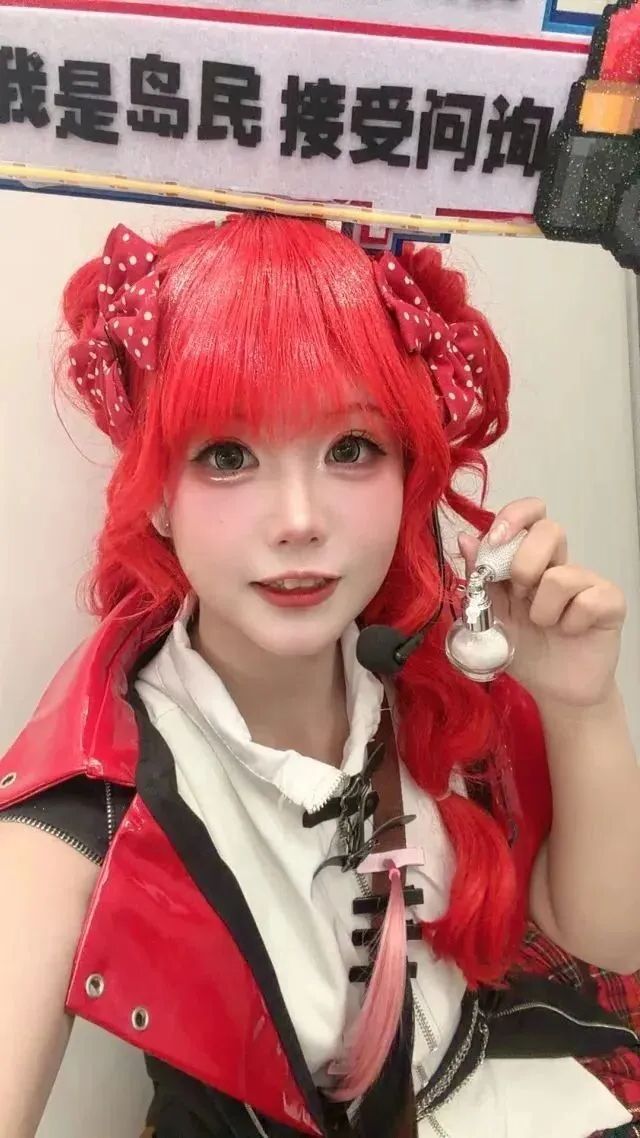 上海这一幕太暖了！NPC女孩为保洁阿姨整理刘海，本人和拍摄者最新回应