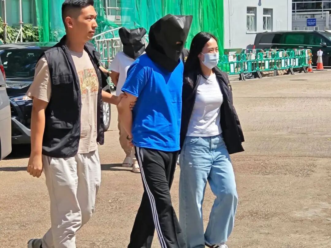 内地男子在香港住酒店下楼抽烟，2分钟内价值3000万港元黄金被换成30公斤柔顺剂，警方：系同行朋友精心策划，已拘捕2人