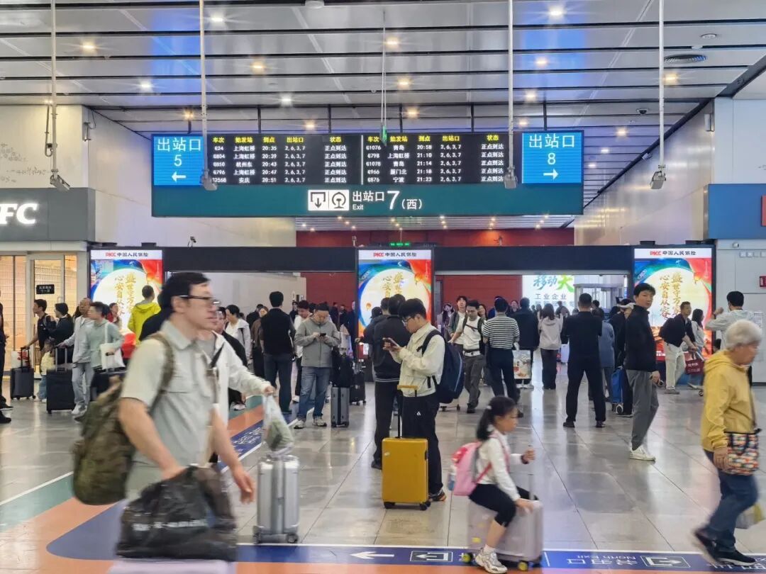 2.3万旅客昨天深夜到达北京南站！有车坐，能到家——