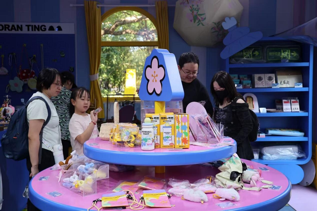 不止赏秋！北京公园文创市集好物多、人气旺