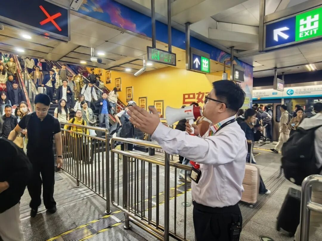 2.3万旅客昨天深夜到达北京南站！有车坐，能到家——