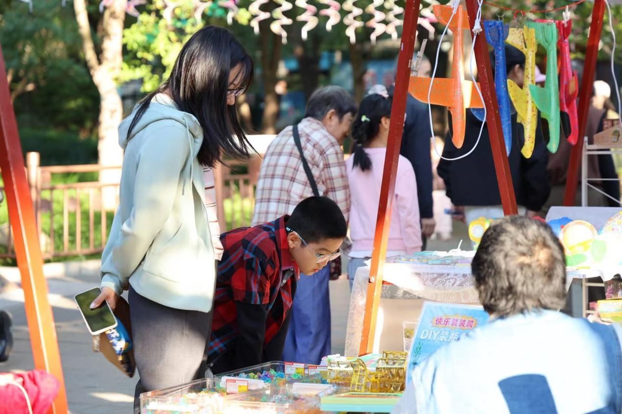 不止赏秋！北京公园文创市集好物多、人气旺