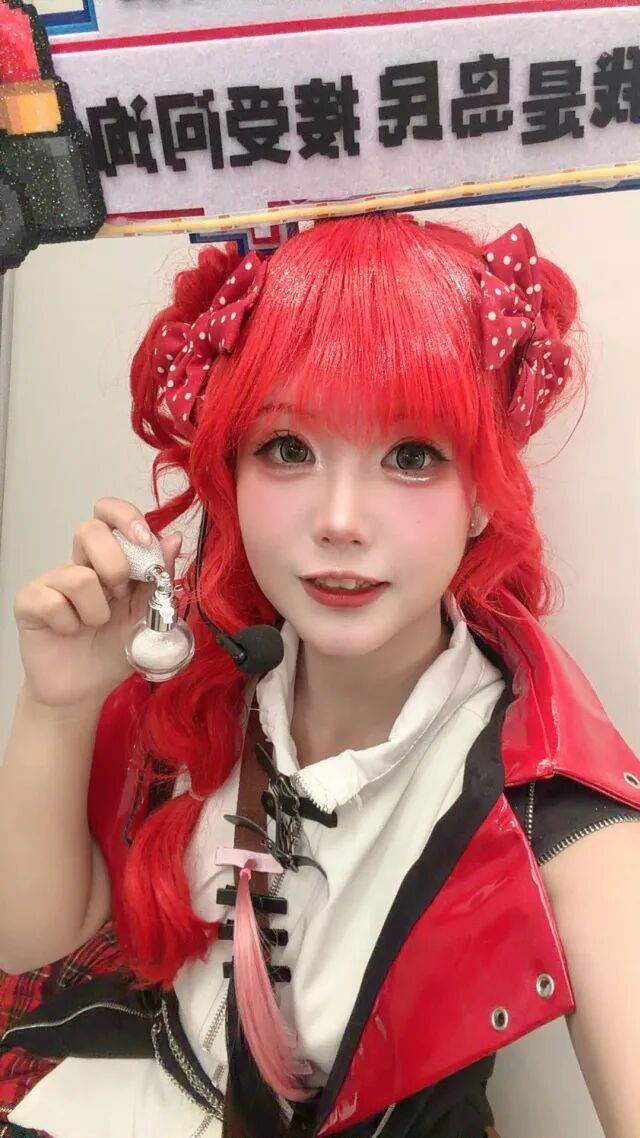 NPC女孩为保洁阿姨整理发型，这一幕戳中无数人！网友：太美好了