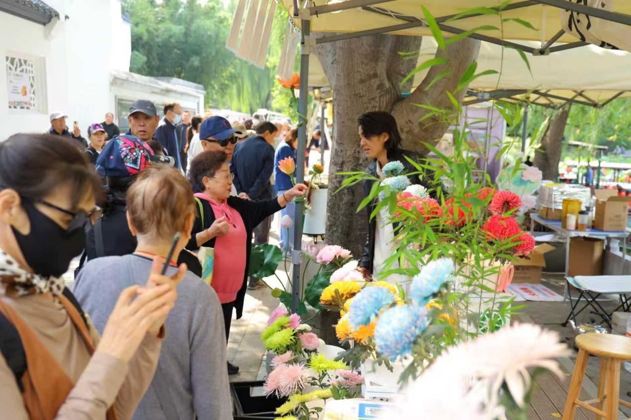 不止赏秋！北京公园文创市集好物多、人气旺