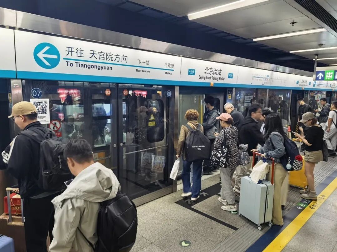 2.3万旅客昨天深夜到达北京南站！有车坐，能到家——