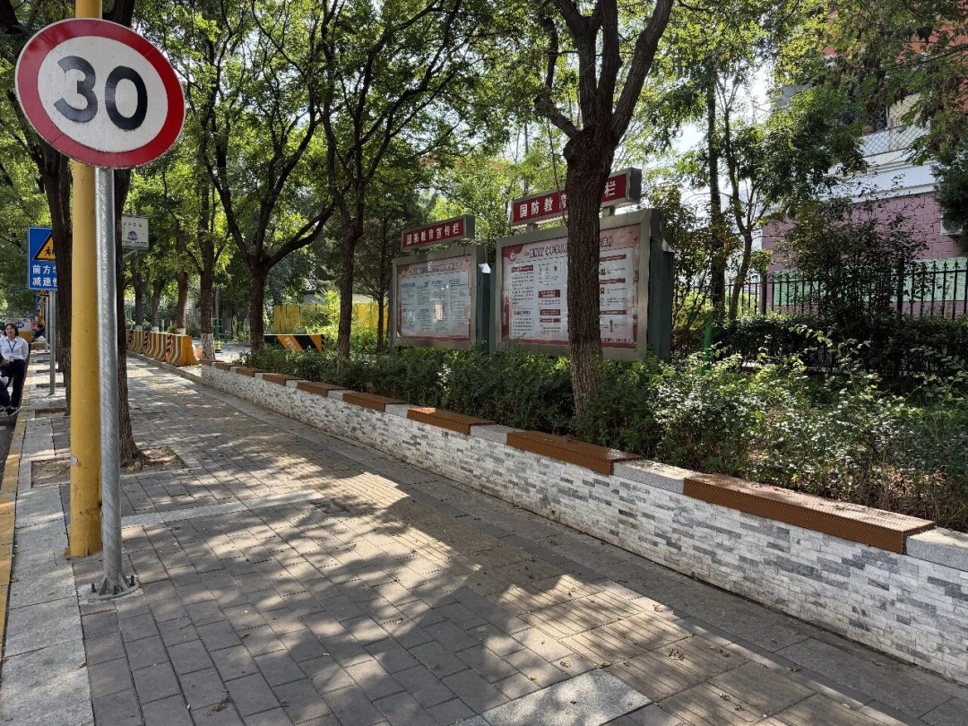 北京中小学校门口的“等候”，温暖升级！