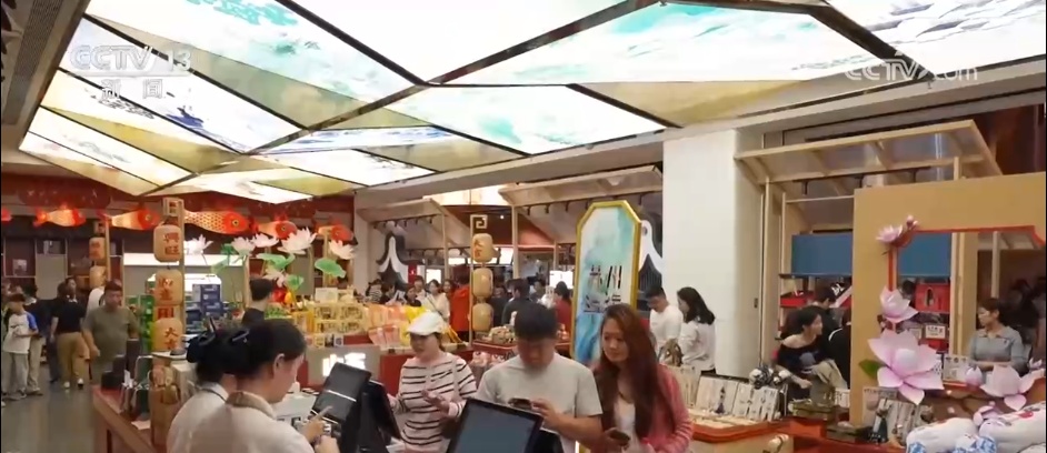 “歇脚点”变身“打卡点” 一个高速服务区如何成为爆款“景点”？