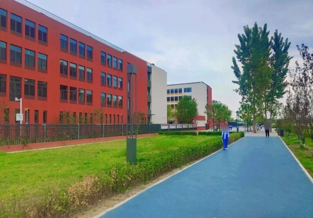 北京中小学校门口的“等候”，温暖升级！