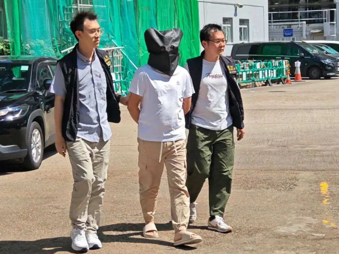 内地男子在香港住酒店下楼抽烟，2分钟内价值3000万港元黄金被换成30公斤柔顺剂，警方：系同行朋友精心策划，已拘捕2人