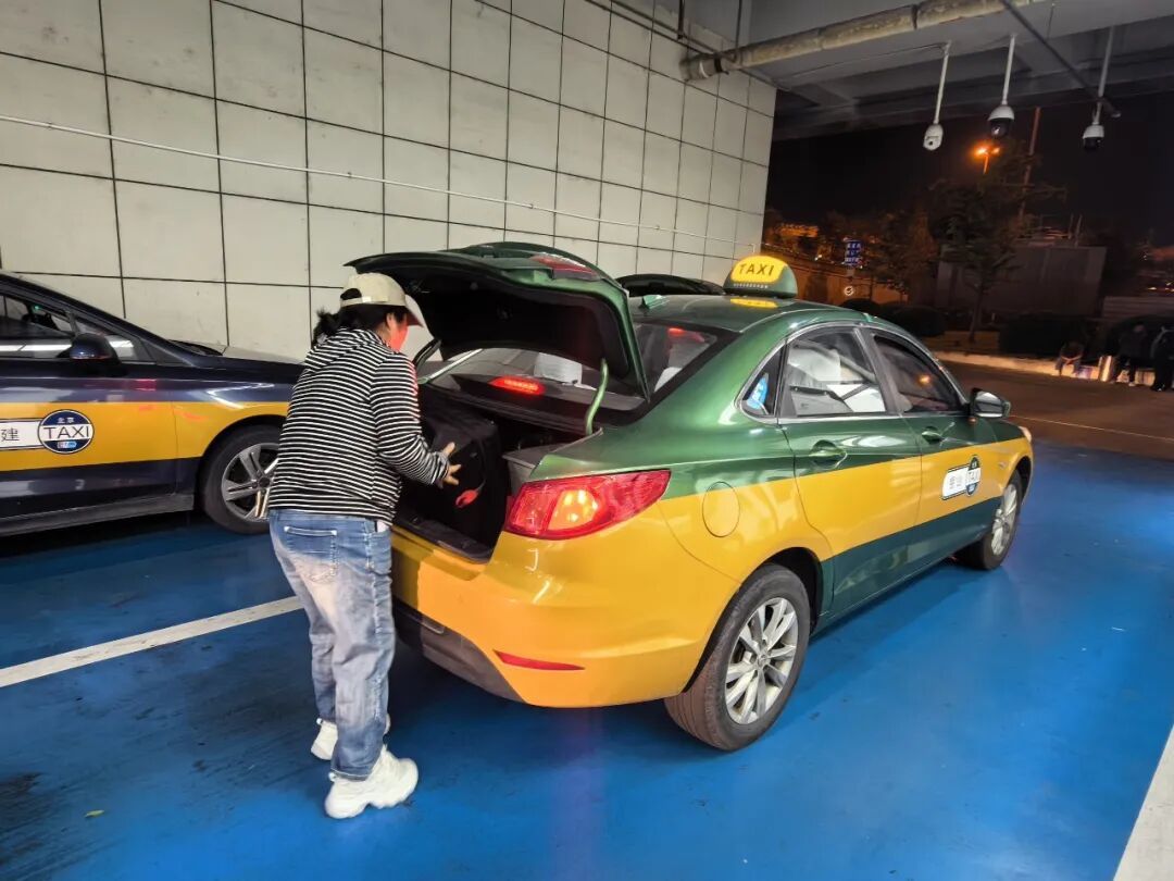2.3万旅客昨天深夜到达北京南站！有车坐，能到家——