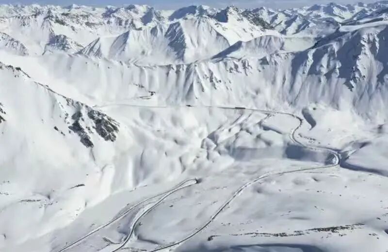 “中国最美公路”独库公路，部分路段因降雪被交通管制，今日20时起全段实施冬季封闭