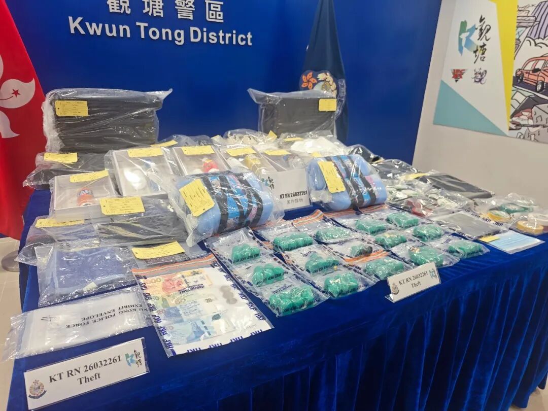 男子离开酒店房间下楼抽烟,2分钟内价值3000万港元黄金被掉包成8瓶柔顺剂;香港警方通报:系同行朋友精心策划,已拘捕2人,主犯已离港 男子离开酒店房间下楼抽烟,2分钟内价值3000万港元黄金被掉包成8瓶柔顺剂;香港警方通报:系同行朋友精心策划,已拘捕2人,主犯已离港