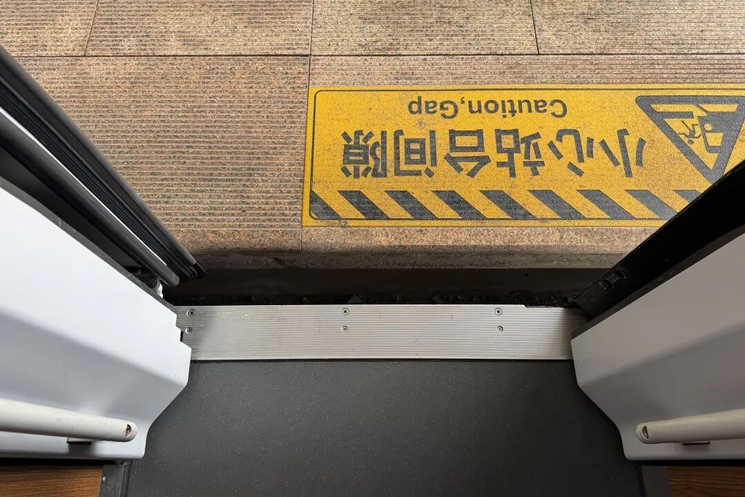揪心!幼童跟在妈妈身后登车掉进高铁站台缝隙,现场一片惊呼,乘警紧急出手 揪心!幼童跟在妈妈身后登车掉进高铁站台缝隙,现场一片惊呼,乘警紧急出手