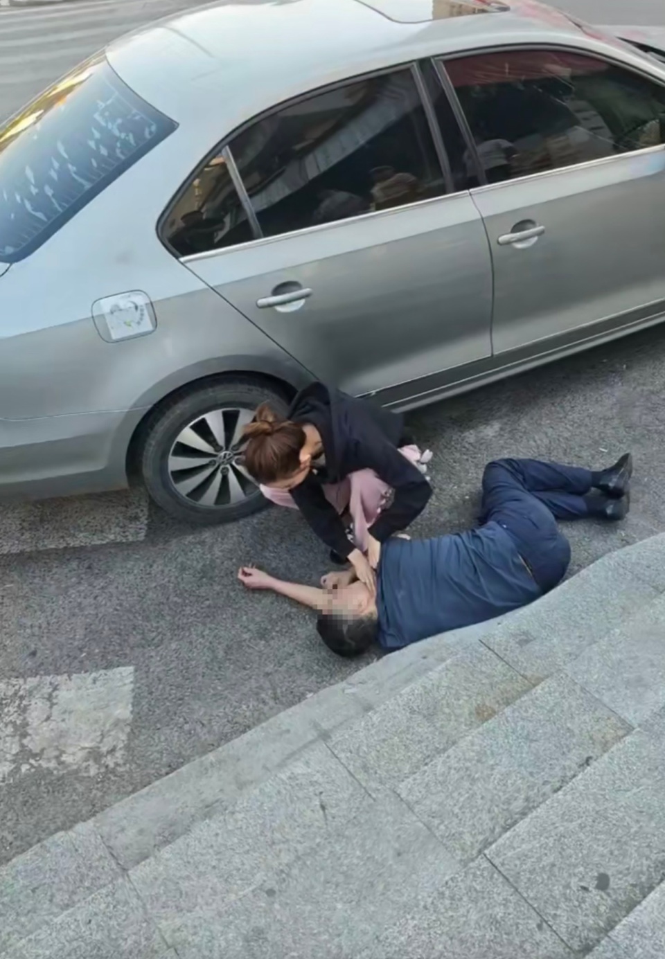 长沙街头一男子突然倒地，湘雅医院护士挺身施救