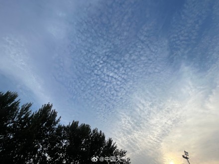 北京夕阳中现鱼鳞云 ！天空美如画卷