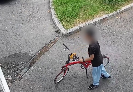 “警察叔叔，我迷路了…...” 交警岗亭里，12岁少年的慌张被稳稳接住