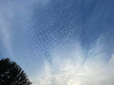 北京夕阳中现鱼鳞云 ！天空美如画卷