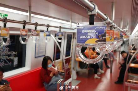 北京地铁时光列车 金秋主题上新出发 在车厢里感受北京秋韵书香 北京地铁时光列车 金秋主题上新出发 在车厢里感受北京秋韵书香