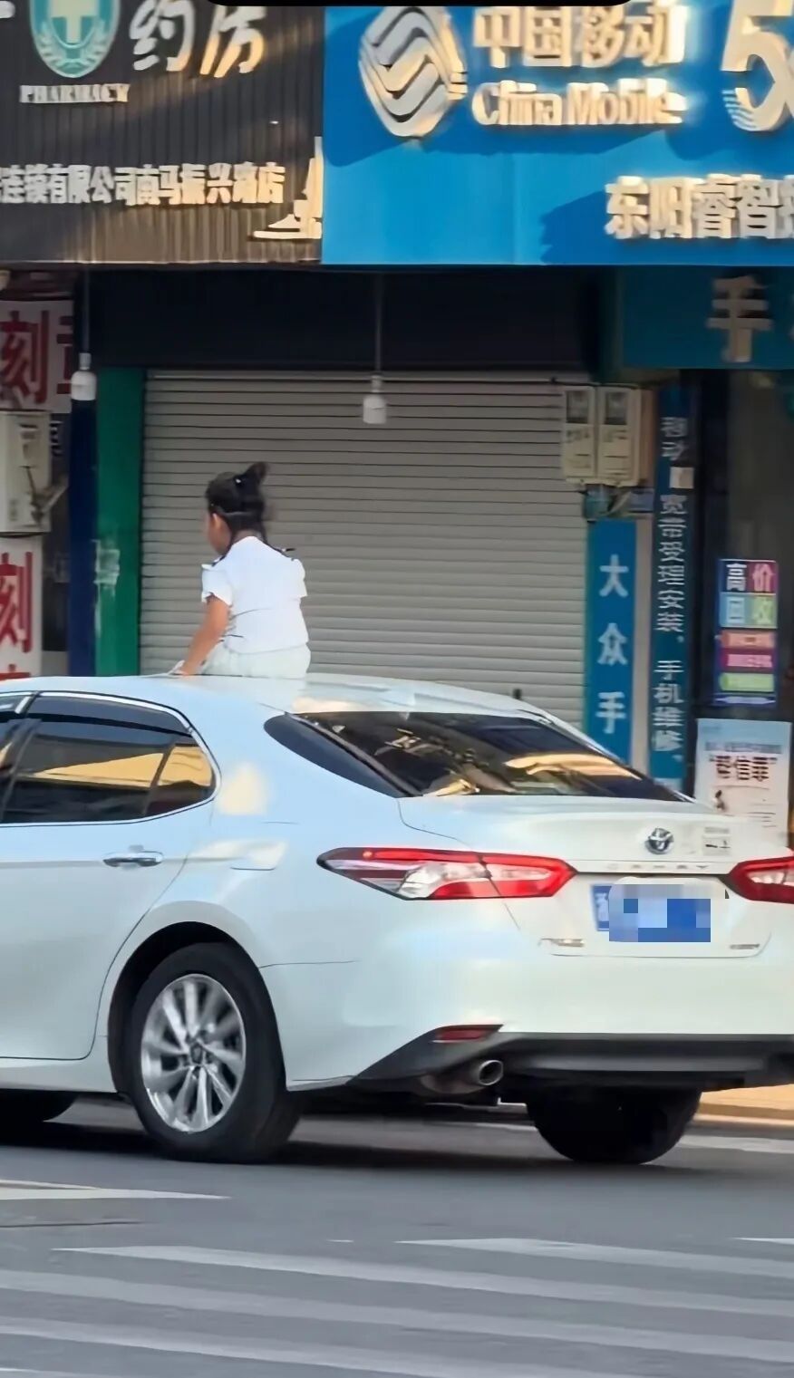 浙江金华一孩童坐在行驶轿车车顶,交管部门:孩子没事,已对驾驶员记3分、罚款50元 浙江金华一孩童坐在行驶轿车车顶,交管部门:孩子没事,已对驾驶员记3分、罚款50元