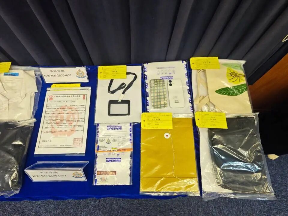 22岁香港女子冒充“特务”,编造“参与洗黑钱”逼受害者打65万港元到私人账户,在家附近被警方拘捕,当时正准备骗下一个人 22岁香港女子冒充“特务”,编造“参与洗黑钱”逼受害者打65万港元到私人账户,在家附近被警方拘捕,当时正准备骗下一个人