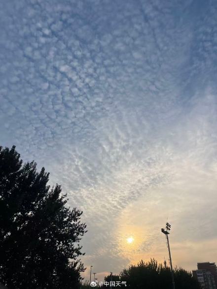 北京夕阳中现鱼鳞云 ！天空美如画卷
