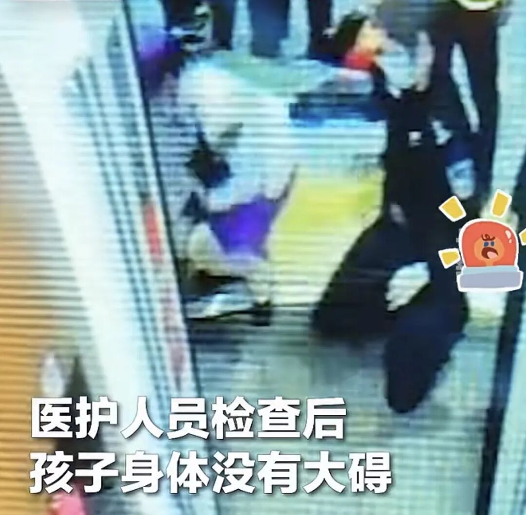 揪心!幼童跟在妈妈身后登车掉进高铁站台缝隙,现场一片惊呼,乘警紧急出手 揪心!幼童跟在妈妈身后登车掉进高铁站台缝隙,现场一片惊呼,乘警紧急出手