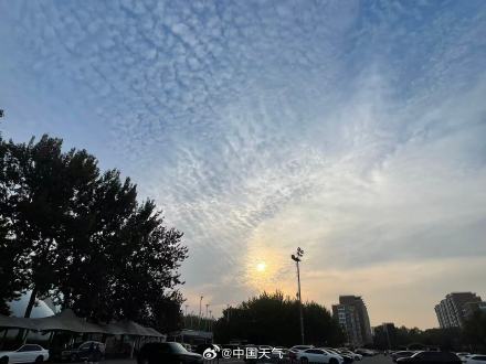 北京夕阳中现鱼鳞云 ！天空美如画卷