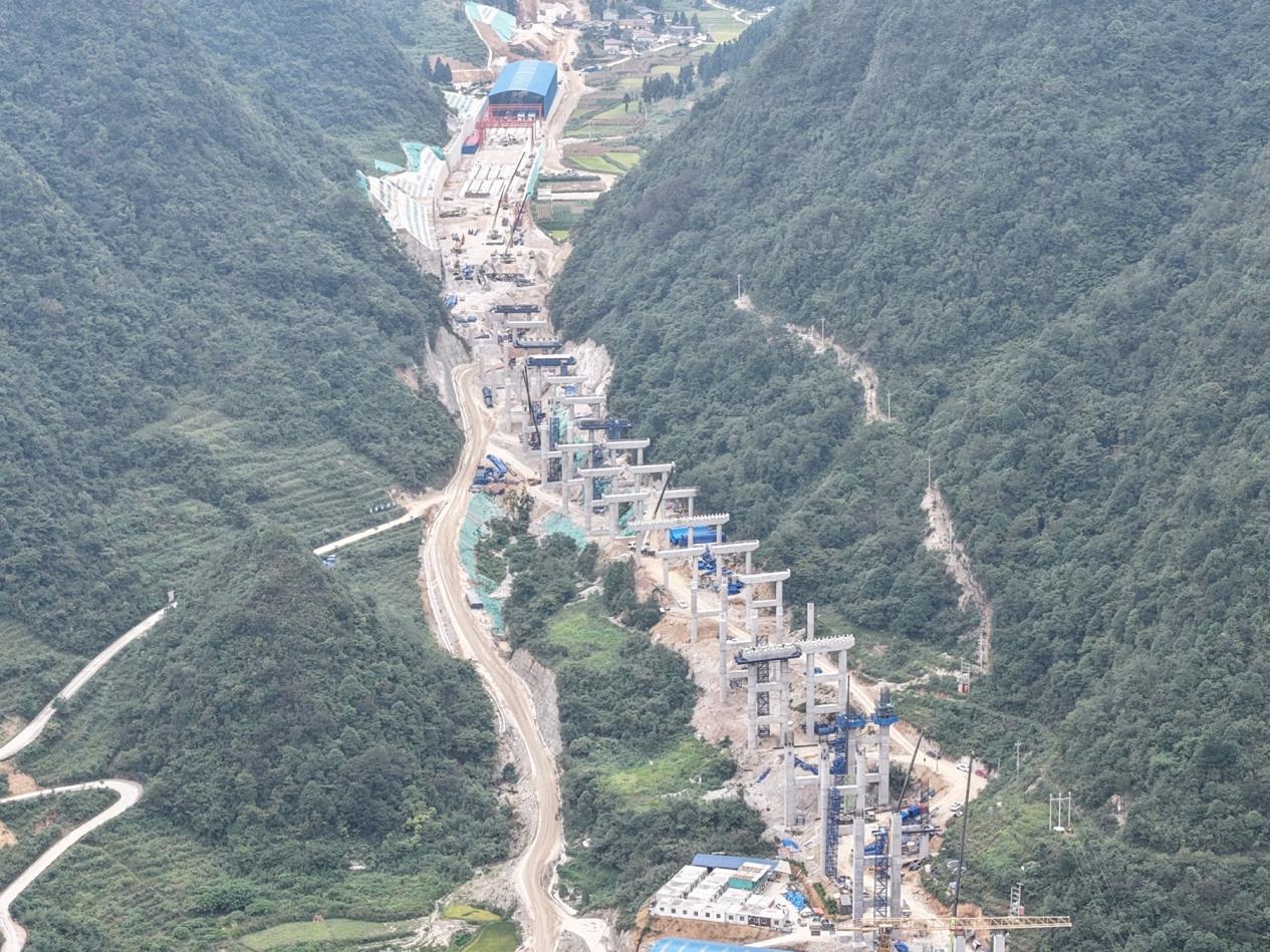 国庆攻坚不停歇 贵州G76厦蓉高速扩容麻江段建设提速提质