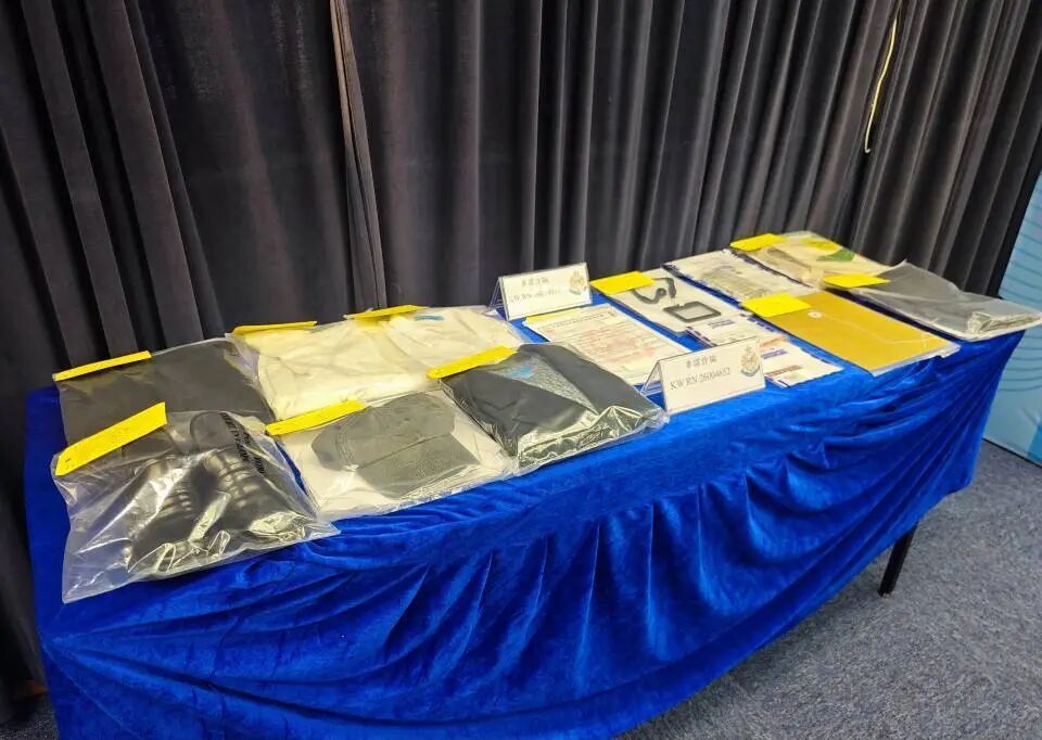22岁香港女子冒充“特务”,编造“参与洗黑钱”逼受害者打65万港元到私人账户,在家附近被警方拘捕,当时正准备骗下一个人 22岁香港女子冒充“特务”,编造“参与洗黑钱”逼受害者打65万港元到私人账户,在家附近被警方拘捕,当时正准备骗下一个人