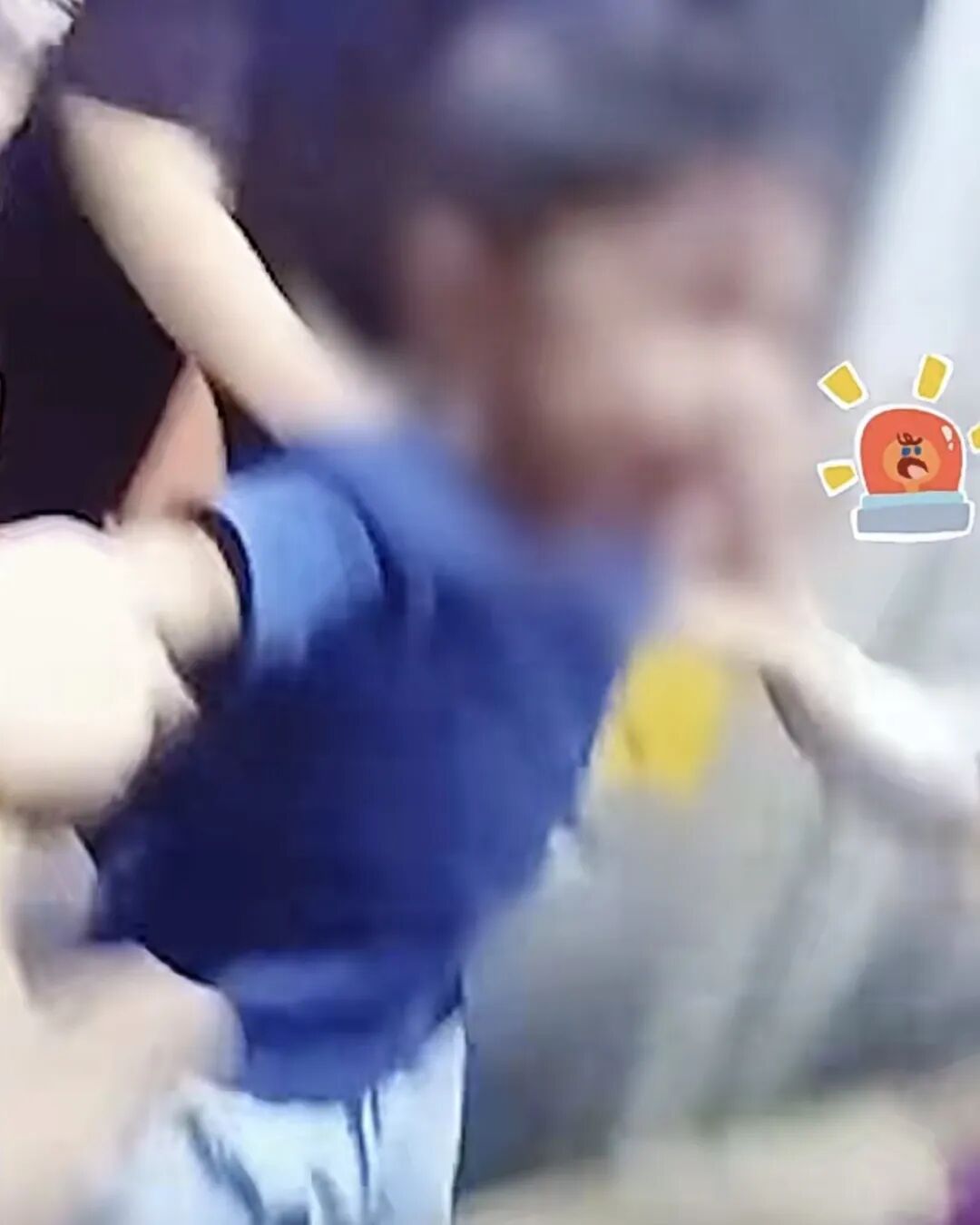 揪心!幼童跟在妈妈身后登车掉进高铁站台缝隙,现场一片惊呼,乘警紧急出手 揪心!幼童跟在妈妈身后登车掉进高铁站台缝隙,现场一片惊呼,乘警紧急出手