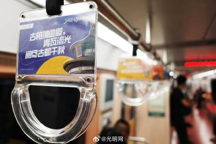 北京地铁时光列车 金秋主题上新出发 在车厢里感受北京秋韵书香 北京地铁时光列车 金秋主题上新出发 在车厢里感受北京秋韵书香