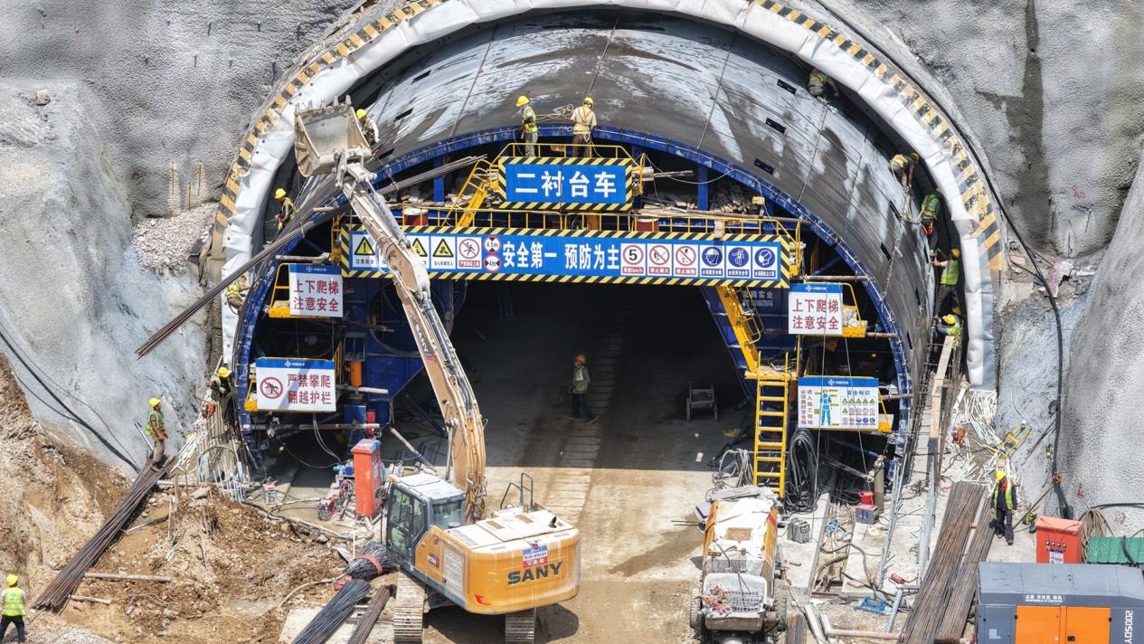 国庆攻坚不停歇 贵州G76厦蓉高速扩容麻江段建设提速提质