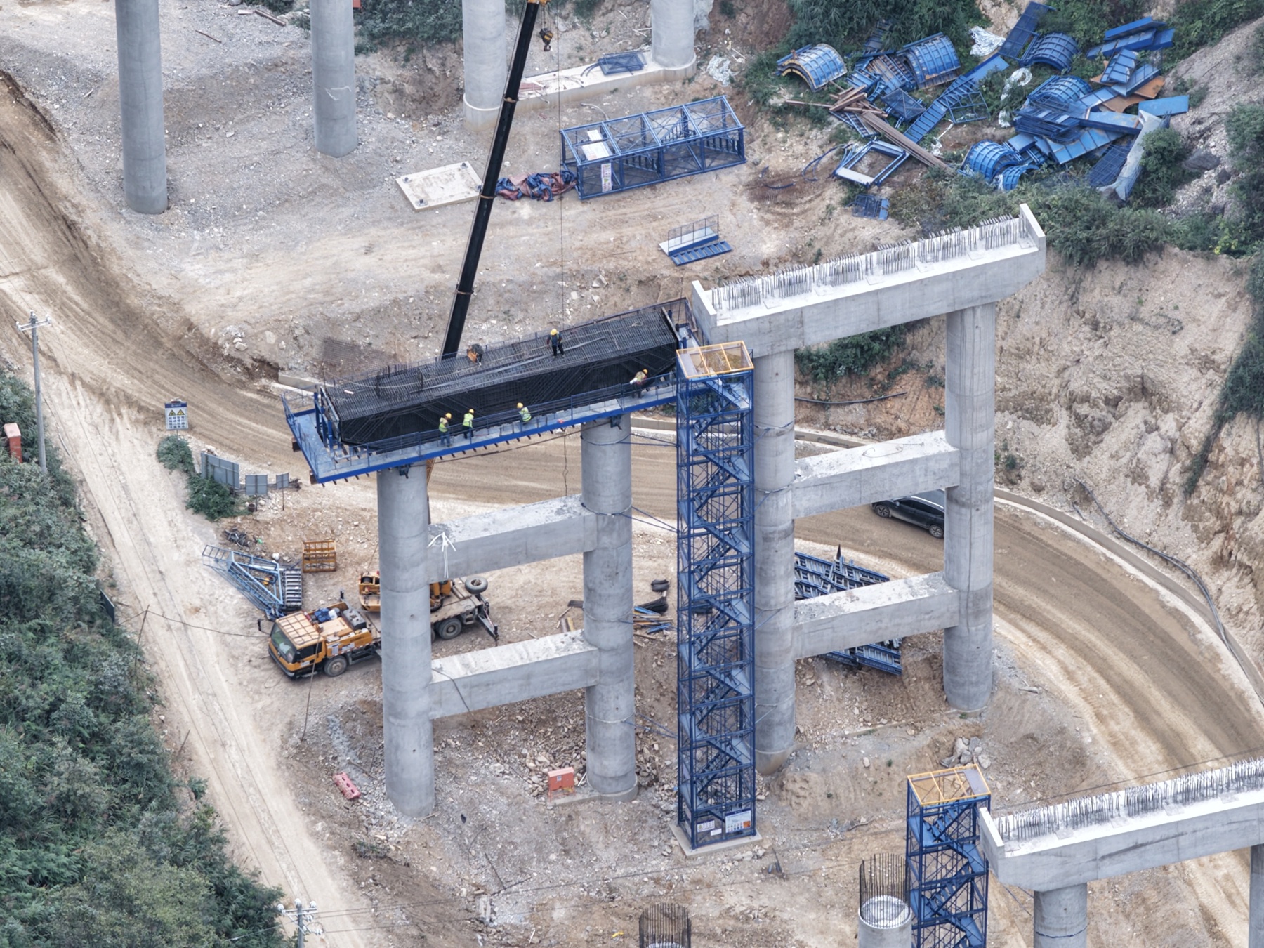 国庆攻坚不停歇 贵州G76厦蓉高速扩容麻江段建设提速提质