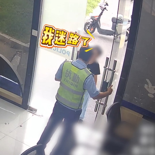“警察叔叔，我迷路了…...” 交警岗亭里，12岁少年的慌张被稳稳接住