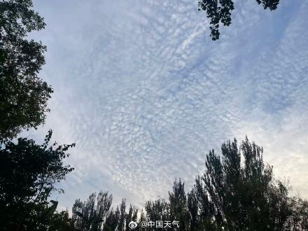 北京夕阳中现鱼鳞云 ！天空美如画卷