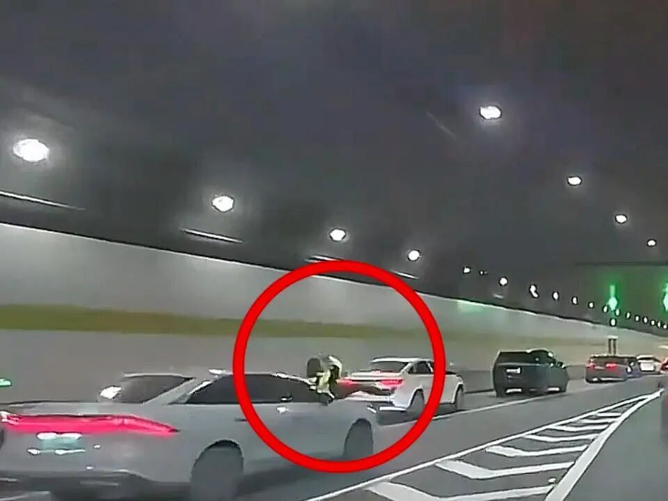 杭州一隧道内，交警被轿车顶撞推行数米，司机疑开车走神，被撞交警暂无大碍