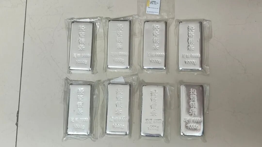8公斤银条、50余万元物归原主!陕西警方紧急拦截→ 8公斤银条、50余万元物归原主!陕西警方紧急拦截→
