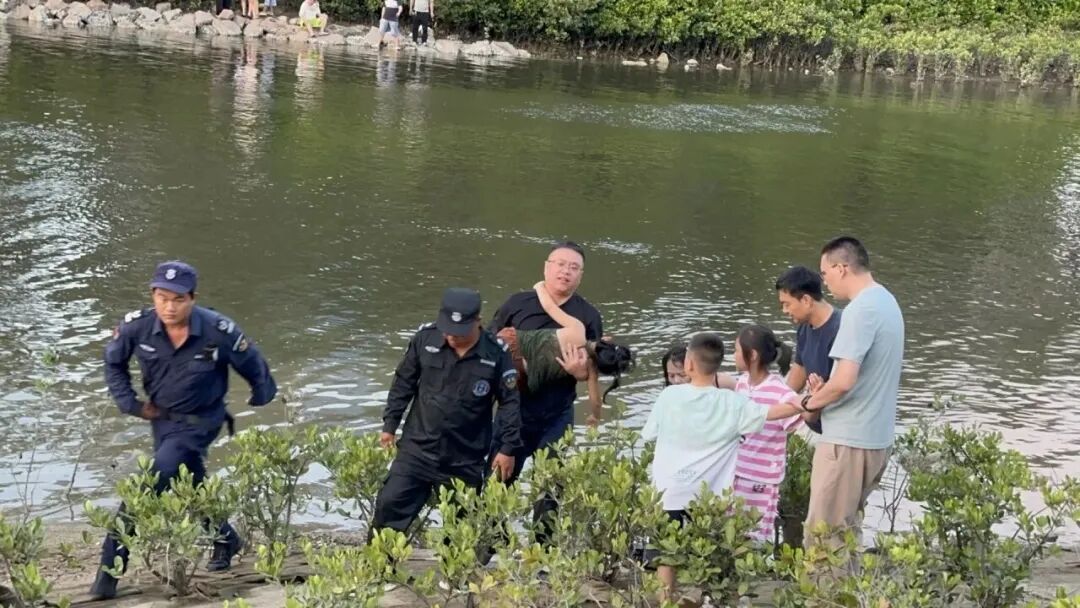 惊险!深圳海边有三名儿童突然落水!路过的医生、保安、游客一一出手 惊险!深圳海边有三名儿童突然落水!路过的医生、保安、游客一一出手