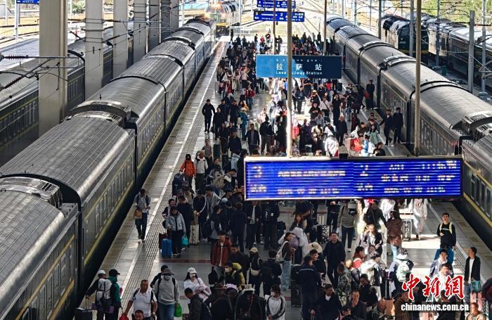 单日发送量创历史新高 拉萨车站国庆假期累计发送旅客10.09万人次 单日发送量创历史新高 拉萨车站国庆假期累计发送旅客10.09万人次