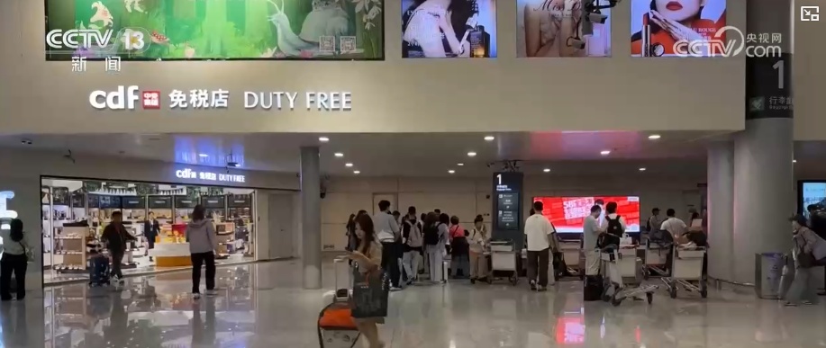 理货、上架、结账……人头攒动，消费火热！免税门店客流、销售额双双走高