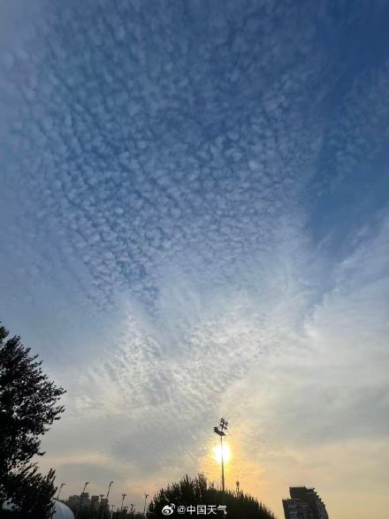 北京夕阳中现鱼鳞云 ！天空美如画卷