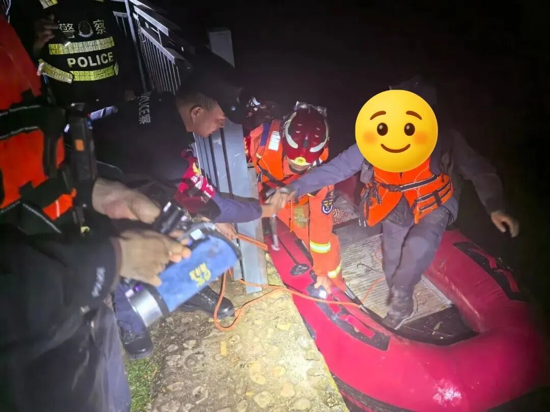 近5小时紧急搜救!“秘乐谷”一名“驴友”被困悬崖,昆明警方提醒…… 近5小时紧急搜救!“秘乐谷”一名“驴友”被困悬崖,昆明警方提醒……