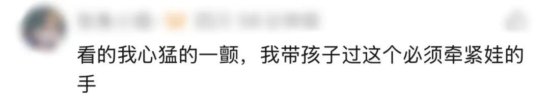 揪心!幼童跟在妈妈身后登车掉进高铁站台缝隙,现场一片惊呼,乘警紧急出手 揪心!幼童跟在妈妈身后登车掉进高铁站台缝隙,现场一片惊呼,乘警紧急出手