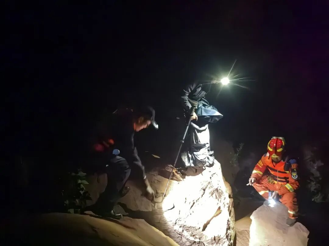 近5小时紧急搜救!“秘乐谷”一名“驴友”被困悬崖,昆明警方提醒…… 近5小时紧急搜救!“秘乐谷”一名“驴友”被困悬崖,昆明警方提醒……