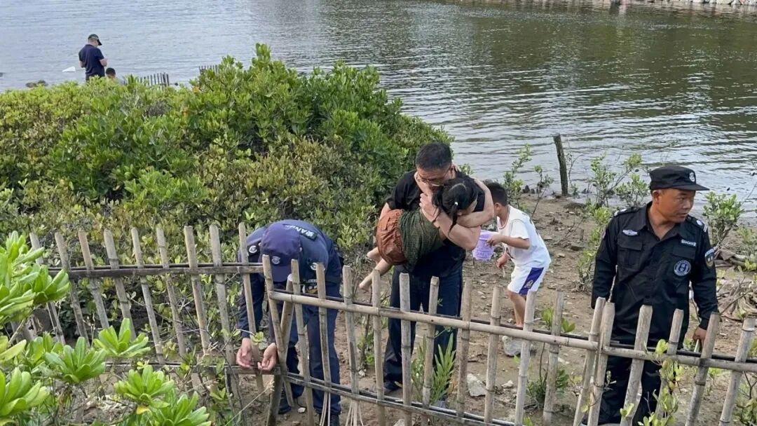惊险!深圳海边有三名儿童突然落水!路过的医生、保安、游客一一出手 惊险!深圳海边有三名儿童突然落水!路过的医生、保安、游客一一出手