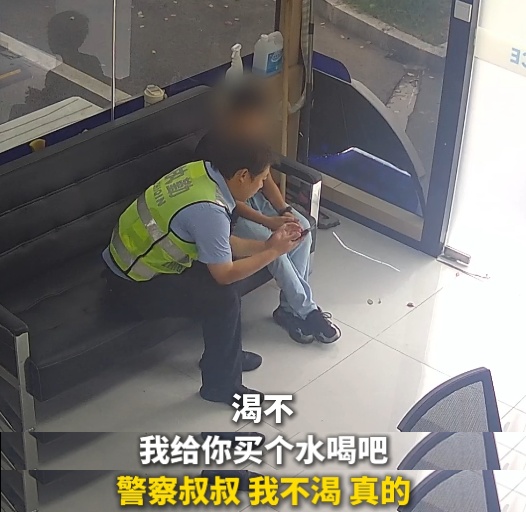 “警察叔叔，我迷路了…...” 交警岗亭里，12岁少年的慌张被稳稳接住