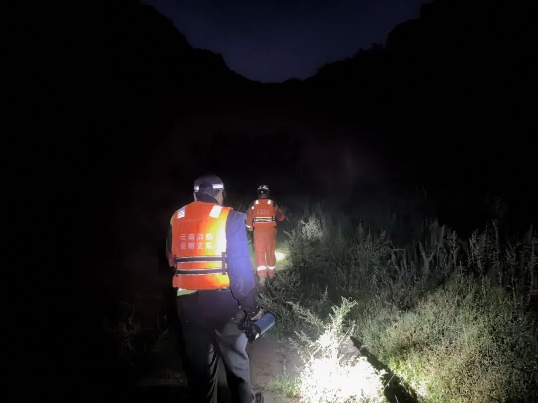 近5小时紧急搜救!“秘乐谷”一名“驴友”被困悬崖,昆明警方提醒…… 近5小时紧急搜救!“秘乐谷”一名“驴友”被困悬崖,昆明警方提醒……